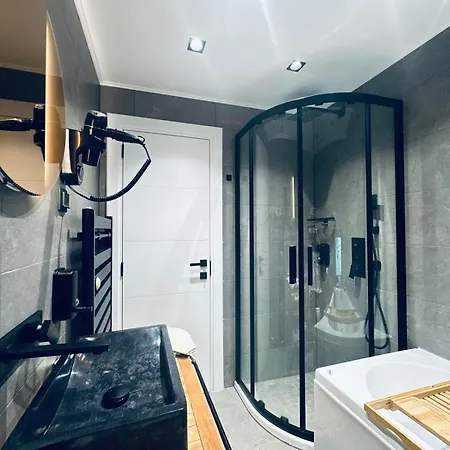 Mezinska Jacuzzi Sauna ヴィラ *